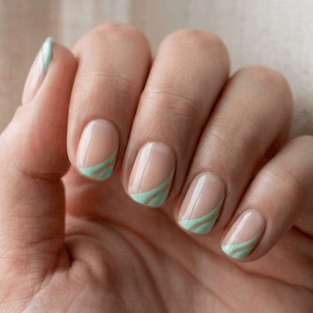 5 Simple Minimalist Swirl Designs for Short Nails