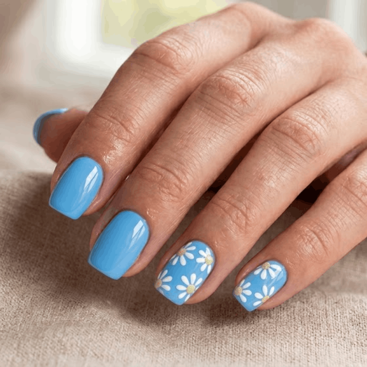 Sparkly Daisy Accent Nails
