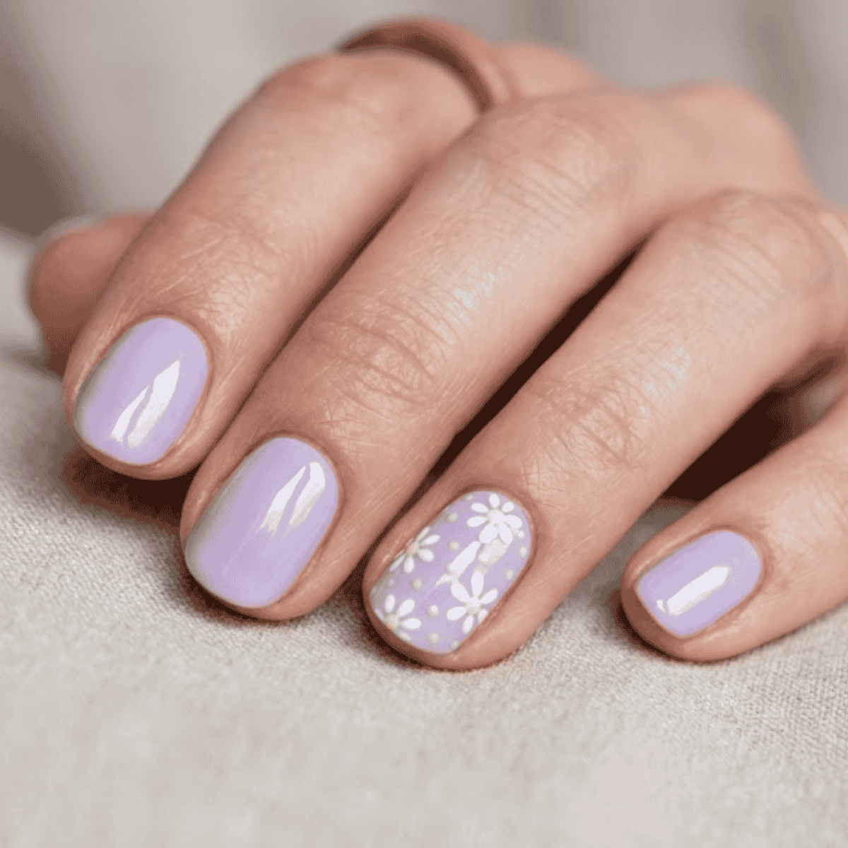 Pastel Daisy Accent Nail