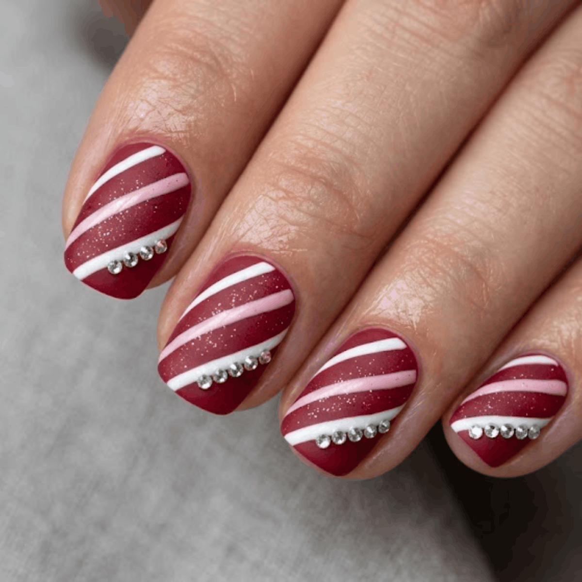3 Sparkly Holiday Round Nail Designs for Short Nails